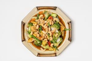 Paistettuja vihanneksia ja cashewpähkinöitä (mukaan)