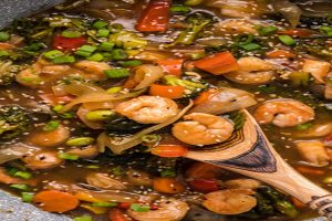 Paistettuja katkarapuja Chop Suey (mukaan)