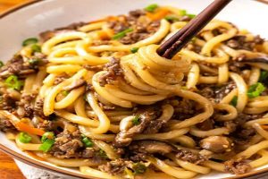 Udon-nuudeleita (härkää)